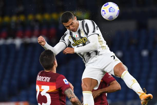 serie-a-:-un-double-de-cristiano-ronaldo-permet-a-la-juve-de-glaner-un-point-contre-l’as-rome