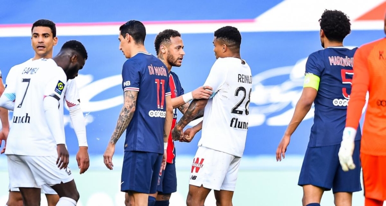 psg-–-losc-:-la-toile-s’enflamme-pour-le-rouge-de-neymar